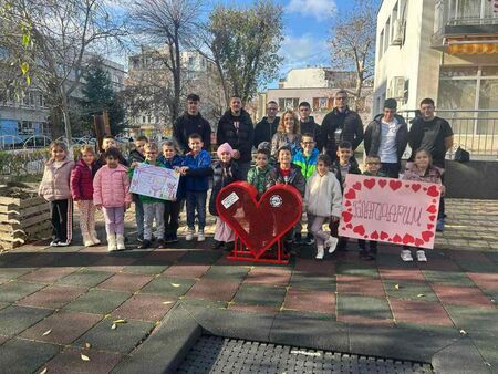 Ученици от Механото в Бургас дариха „сърце за капачки“ на ДГ „Раковина“