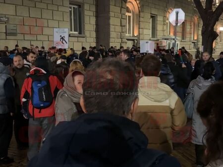 Голям протест пред парламента, депутат зове колегите си да излязат навън, за да се порадват на хората (НА ЖИВО)