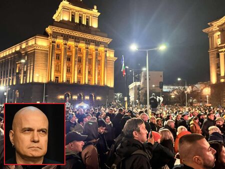 Смели жени излязоха от парламента, но бяха повалени на земята и ги замерваха с бутилки