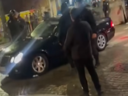 Люто преследване в центъра на София, държавна кола усети "любовта" на протестиращите (ВИДЕО)