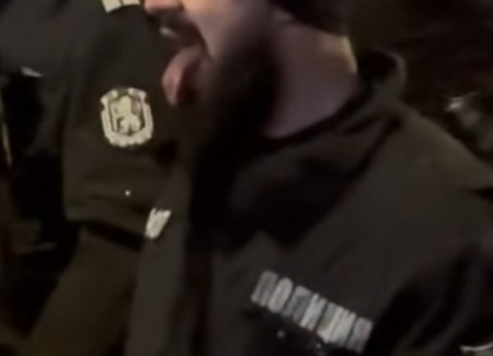 Гневни протестиращи засипаха държавен автомобил с всевъзможни предмети Протестът срещу Бюджет