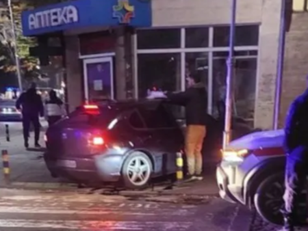 Докато София се тресе, младеж влезе с колата си в пловдивска аптека