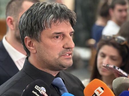 Трима души са задържани при вчерашния протест пред НС, а петима полицаи са пострадали