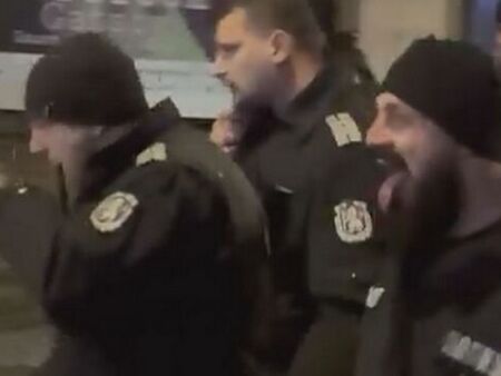 Започна проверка за „плезещия се“ полицай от протеста срещу бюджета