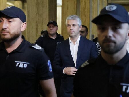 Адвокатите на Коцев искат мярка "подписка", защото съпругата му трябва да се лекува в Германия