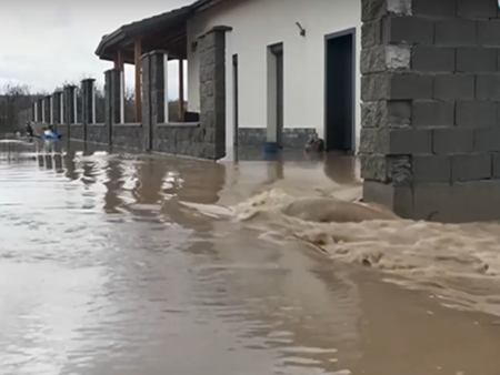 Страшно бедствие в Югозападна България: Скъса се стена на частен язовир, домове потънаха във вода
