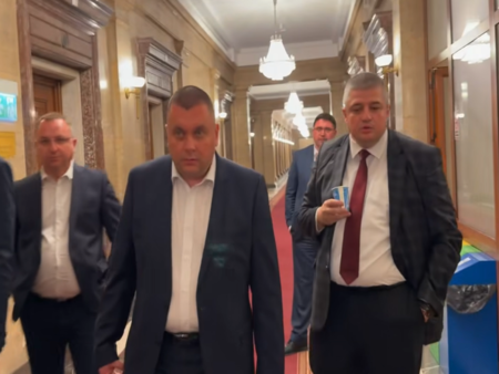 Какво се случи в бурната нощ на протеста - наби ли депутат младежи от ПП-ДБ