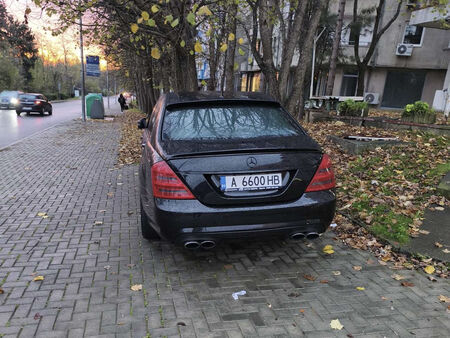 Сигнал до Флагман: шофьор паркира където поиска - кой му позволява да нарушава правилата?