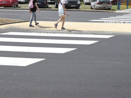 Две деца са пометени на пешеходна пътека в Пазарджик