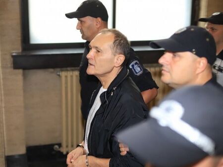 Еропол тараши къщата на Васил Божков, търси исторически ценности