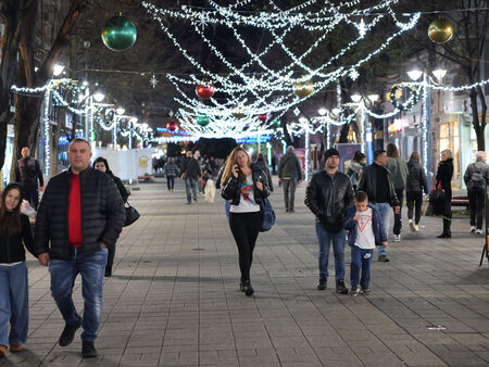 Главната в Бургас блести като от коледна приказка, а бургазлии вече се потапят в празничната атмосфера