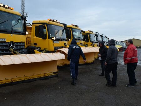 42 машини са в готовност за първия сняг в Бургас (СНИМКИ)