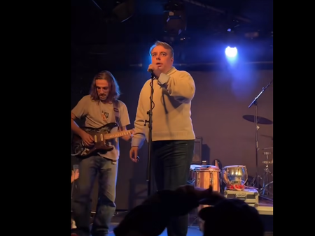 Певец ли ще става? Асен Василев се качи на сцената на нощен клуб, изпя „Кой разпореди това безобразие“ (ВИДЕО)