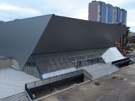 Дори и в неделя кипи усърдна работа по ремонта на зала „Младост“, СПА центърът е сред новите иновации