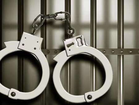 Надзирател играе компютърни игри със затворници