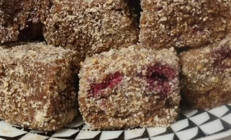 Старомоден сладкиш с череши, потопен в богат шоколадов сос