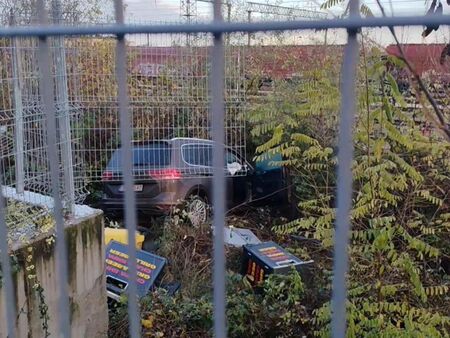 Кола се вряза в заведение за бързо хранене във Враца, двама пострадаха