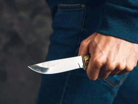 Мъж заплаши с нож кондукторка във влак, крещял ѝ: Остави ме на мира, всичките ще ви заколя