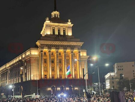Море от протестиращи на площад „Независимост“ в София, а полицията започна лов за хулигани (НА ЖИВО)