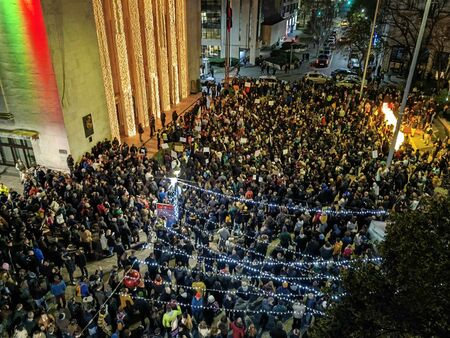 Множеството изпълни площад Атанас Сиреков Втори час продължава протестът в