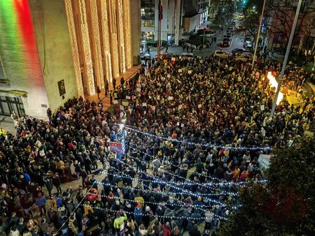 Протестът в Бургас продължава втори час