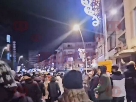 Протестиращите във Велико Търново пробиха полицейския кордон