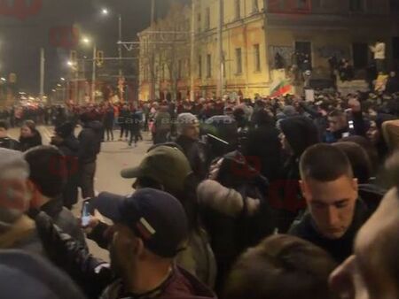 Плътен полицейски кордон пред централата на ДПС-НН