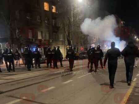 Сблъсъци в София, летят камъни и бутилки след опит на полицаите да отблъснат демонстрантите (НА ЖИВО)