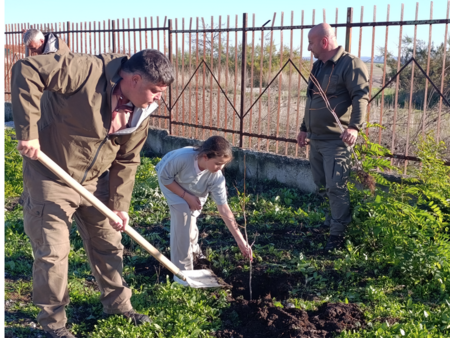 Ученици засадиха „Градинки на приятелството“ в Елхово и Болярово