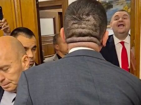 Що лъжеш че съм се навеждал бе Ела тука бе