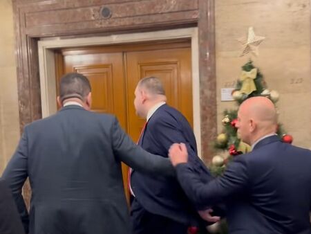 Скандал в парламента! Ивайло Мирчев се нахвърли върху Делян Пеевски, намеси се НСО