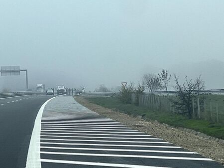 Камион разсипа химически тоалетни на магистрала „Тракия“