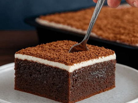 Сочна гръцка торта – пухкав какаов блат, напоен с най-финия шоколадов крем
