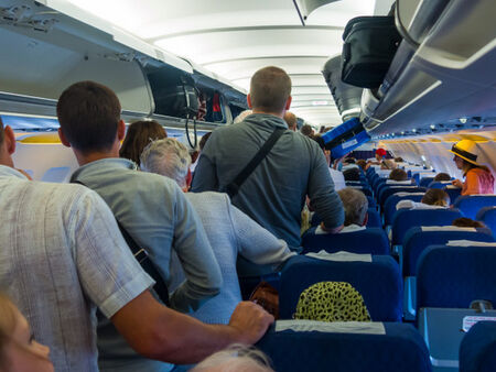 Дрехите в пералнята, душ и дезинфекция на вещите след пътуване в самолет