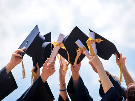 Приета е програмата за задържането на талантливитe ученици и студенти с безплатно обучение и стипендии