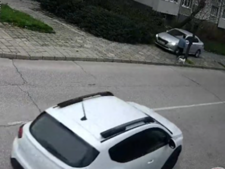 Български шофьор реши да кара по тротоара