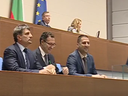 НА ЖИВО: Даниел Митов отговаря на депутатите за бунта в София