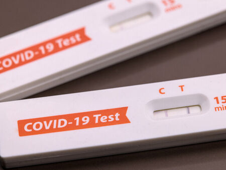 Бивш депутат и синът му са произвели 1,3 млн. фалшиви ковид тестове