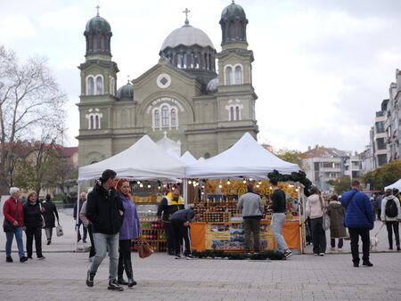 Занаятчийският Коледен базар се прероди на пл. "Св.св. Кирил и Методий" (СНИМКИ)