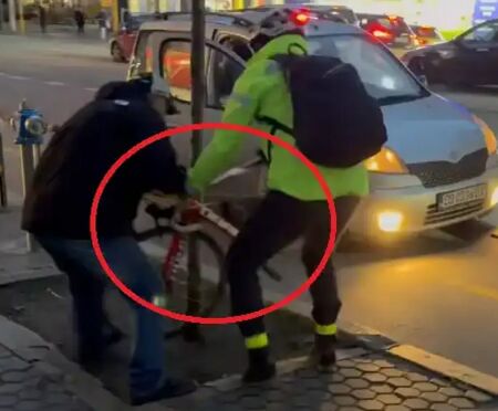 Шофьор спря върху велоалеята, колоездач го атакува, двамата едва не се сбиха