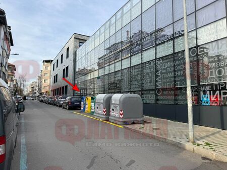 Кой и защо изтипоса контейнерите за боклук до най-модерната библиотека у нас