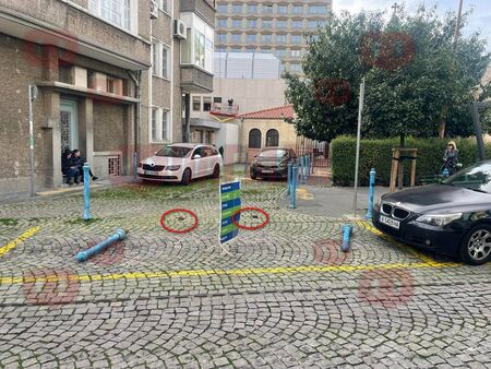 Ямболски джигит и немски гастрольор паркираха безплатно на ул. "Лермонтов" в Бургас, но кой изтръгна ограничителните колчета