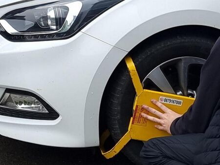 Шофьор свали сам скоба от колата си и си тръгна