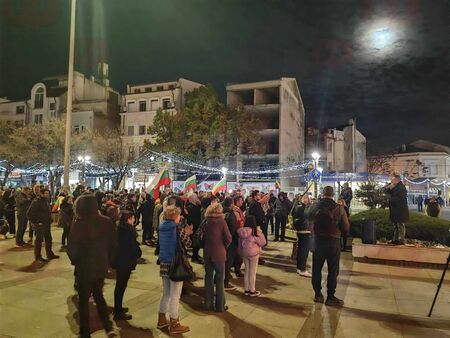 Възраждане свика протест, за да преброи феновете си