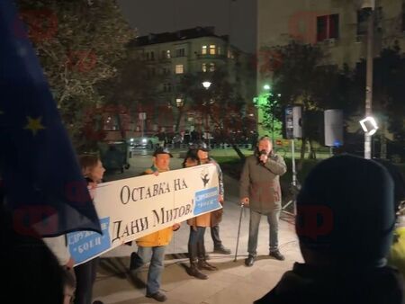 Протестиращи срещу Даниел Митов: Оставка, за да спасим хиляди българи