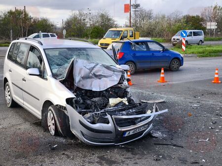 Мъж е в болница след тежка катастрофа на бул. "Одрин" в Бургас