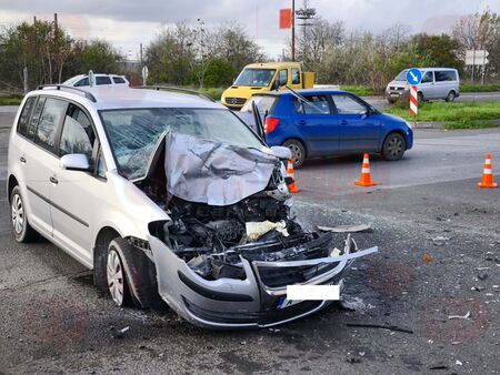 Мъж е в болница след тежка катастрофа на бул. "Одрин" в Бургас