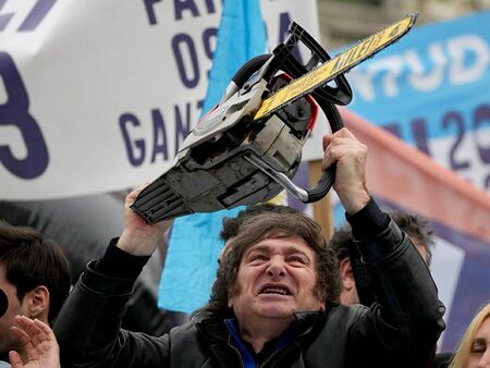 Луд или гений? Милей съкрати 58 000 държавни служители и продължава