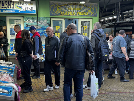 Ден преди Никулден бургаският пазар кипи от хора търсещи най