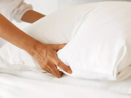 Как да премахнете жълтите петна от възглавници: Трикът, който работи безотказно